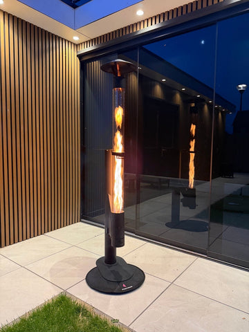 Flamesa Lumina pelletskamin på en stämningsfull terrass