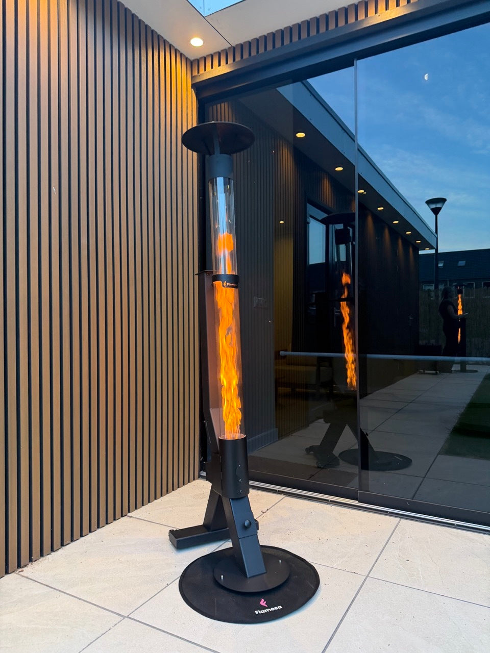 Flamesa Flare pelletskamin för utomhusbruk på terrass